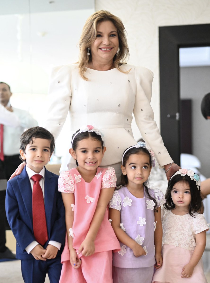 Celebro el Día de los Abuelos, agradeciendo por mis maravillosos nietos. Cada abrazo y cada momento compartido con ustedes son los regalos más preciosos que me ha dado la vida.
Verlos crecer y ser parte de sus vidas es un privilegio que valoro profundamente.