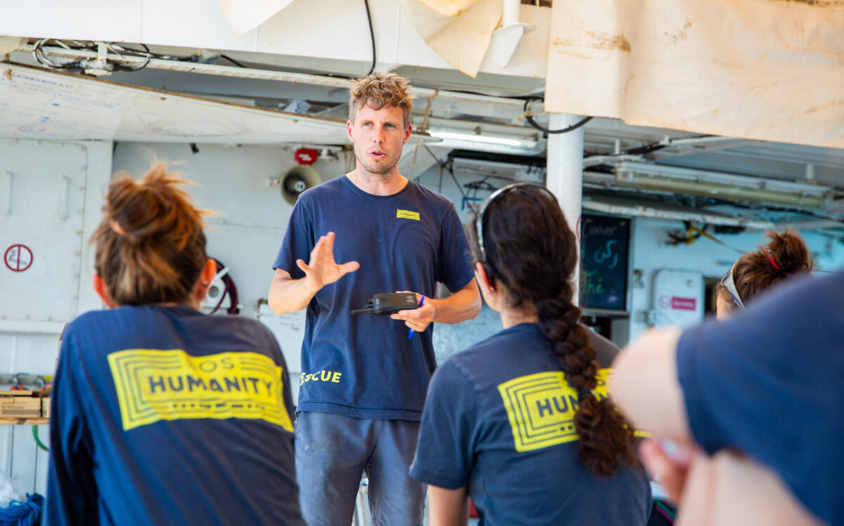 soshumanity_de's tweet photo. Unsere neue Crew trainiert aktuell im sizilianischen #Siracusa an Bord der #Humanity1 für den Einsatz. Für die kommenden Wochen auf See wird außerdem alles wichtige wie Treibstoff & Lebensmittel aufgestockt. Neue Rettungswesten wurden ebenfalls geliefert. Bald geht es #backatsea! https://t.co/elpXMEUdOf