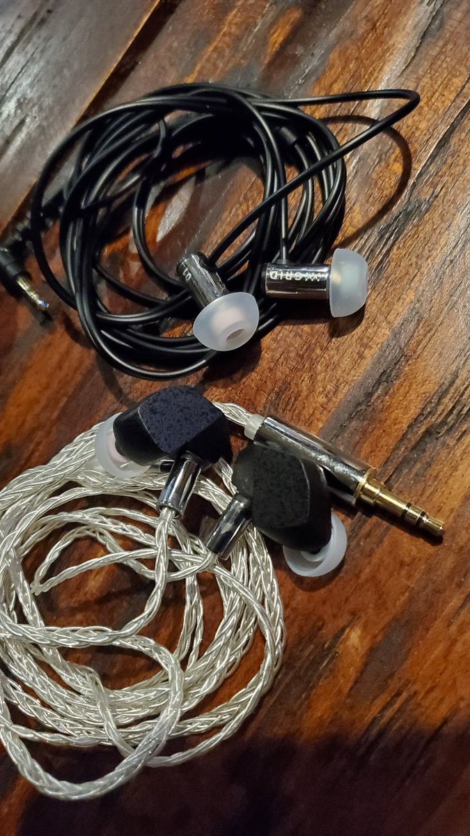 momoniseko's tweet photo. #final聴いてみた
#A5000 が好きですね。音楽を良い塩梅で音だけでなく空間表現含めて楽しく聴かせてくれます。激しいロックもJAZZもライブ音源も。
#GRID01 もコスパ良いfinal の音で手放せないですね~
#S5000 聴ける日が楽しみ。 https://t.co/HxAItYGngV