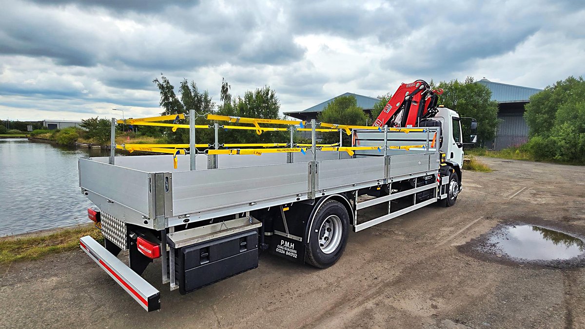 📷📷A #FassiFriday Alert! 📷📷
Are you looking for an 18-tonne crane truck?
We're thrilled to welcome a new star to our hire fleet—this brand-new model DAF XB 260 18T dropside fitted with a front-mounted FASSI F135A.2.22 crane!
Call 07900 682202 or email: sales@alltruck.co.uk