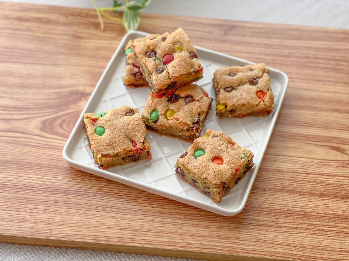 MariumsFood's tweet photo. Chocolate chip M&amp;M’s  Cookie Bars 

Recipe Link ➡️ https://t.co/94zlDGCBXf https://t.co/uf5a6Ru1Pt
