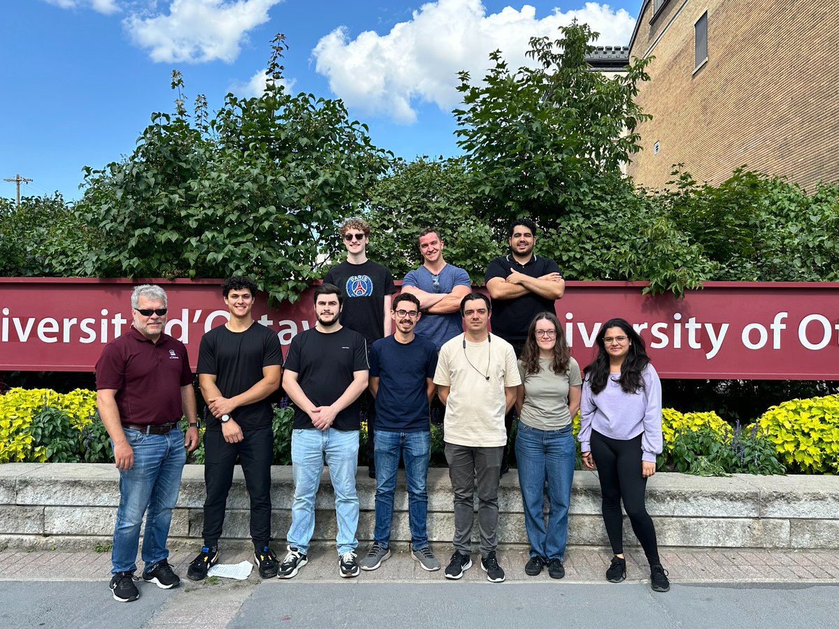 thebarriaultlab's tweet image. New year, new group pic 📸