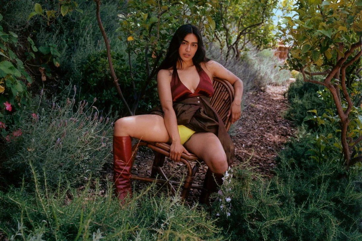 RollingStone's tweet photo. EXCLUSIVE: Niko Rubio Finds Her Siren Song

The Mexican Salvadoran musician references rancheras and experiments with ska on her third EP, 'Mar y Tierra': "It's pop with odes to my culture" 

More: https://t.co/MmGL0VigRr https://t.co/RFKeNfSX3R