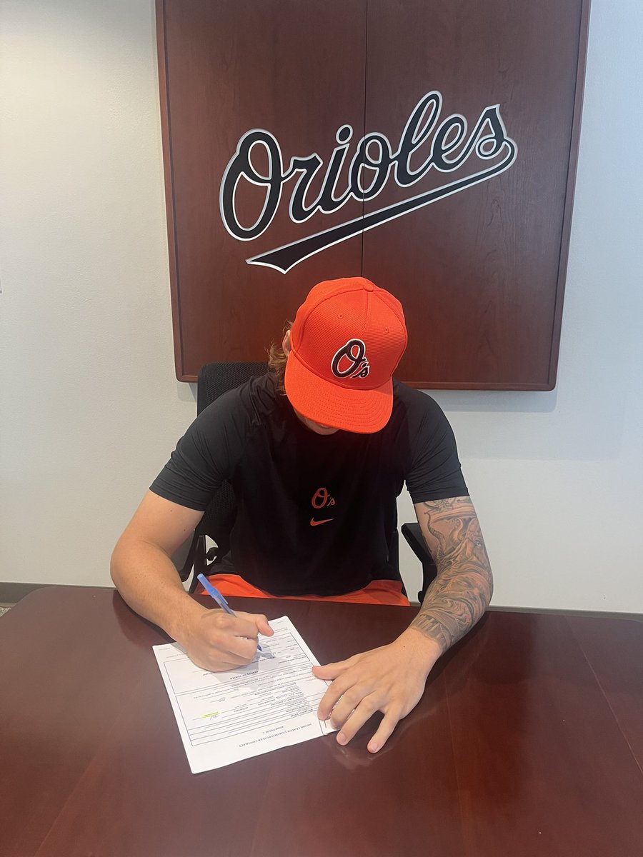 🟧⬛️ O’s have signed the brother of LHP Nick Vespi, Ben out of UCF where he led his staff in starts, innings &amp; k’s as a senior. Congrats to the family &amp; to Ben.

Also met another UDFA lastnight, Trent Turzewski out of Valpo

The class is rounding out with more talent #rookies