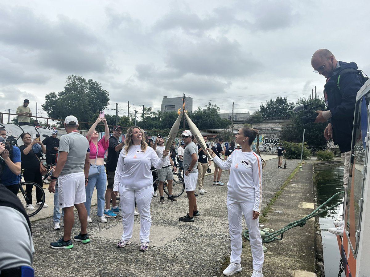 Le bateau amarre, Vanessa Le Moigne passe la flamme à Tania Piombino. Les plus courageux continue le parcours à pied derrière la créatrice de contenu.
