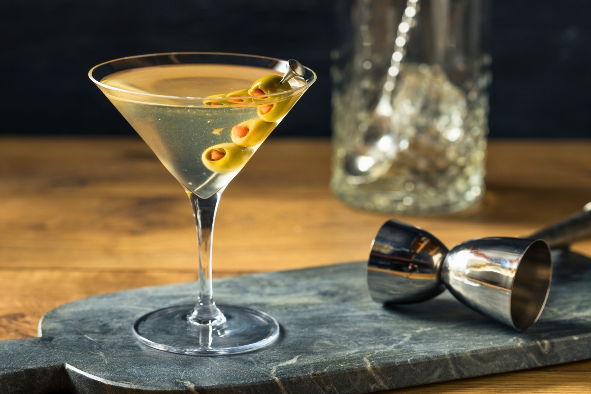 comerbeber's tweet photo. El martini representa la sofisticación en el mundo de los cócteles. 🍸✨ Mezcla 60 ml de ginebra con 10 ml de vermut seco, agita con hielo y sirve con una aceituna.

Más cócteles en https://t.co/3JwNjL7x34

#Martini #Coctelería #ViernesDeVinos #CopaResponsable https://t.co/pnSZn0zu8A