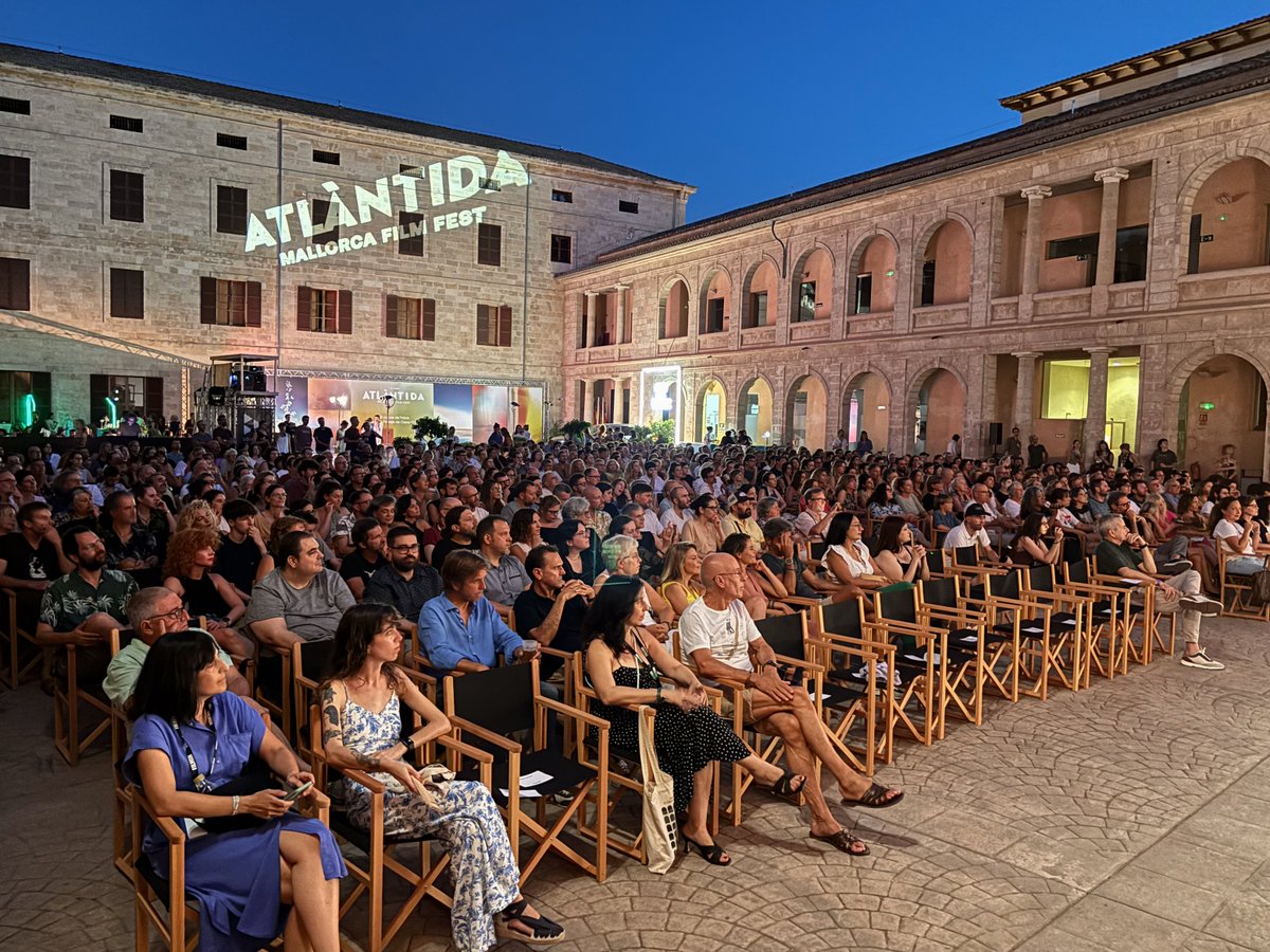 Avaloncine's tweet photo. Mucha psicodelia anoche en el @atlantidafilm. 🎶🎸
No hemos podido tener mejor marco para la première de #RockBottom, con la brisa marina penetrando en La Misericordia de Palma de Mallorca. 
¡Gracias a todo el equipo del festival! 👏 https://t.co/XywJRSL3rs