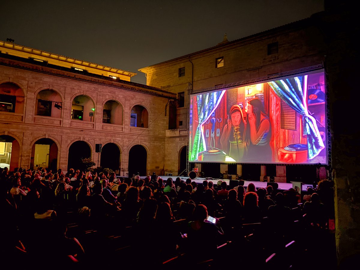 Avaloncine's tweet photo. Mucha psicodelia anoche en el @atlantidafilm. 🎶🎸
No hemos podido tener mejor marco para la première de #RockBottom, con la brisa marina penetrando en La Misericordia de Palma de Mallorca. 
¡Gracias a todo el equipo del festival! 👏 https://t.co/XywJRSL3rs