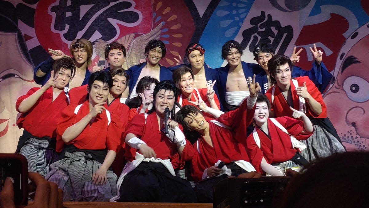 ars_05_'s tweet photo. 7/19-20楽しかったなあ。思い出に集合写真のせとく。1枚目、突然の撮影タイムにカメラの準備が間に合わず白飛びしてるけど🥹 写真見返してて気づいたんだけど、太一さんが目瞑ってる写真が1枚もない。たまたまなのかな？撮影スイッチ入ると瞬きしないのかな…スターだ…… https://t.co/hQiebyvdAU