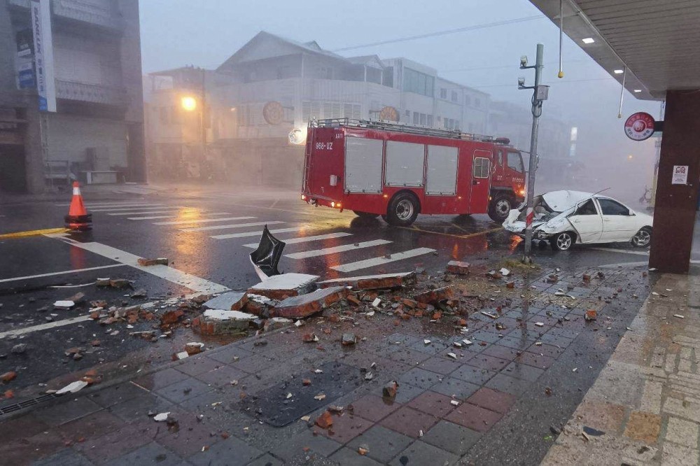 al_mukhbir's tweet photo. According to the latest updates, Typhoon Gaemi left seven people dead and 785 injured in China's Taiwan region on Friday
#TyphoonGaemi #Taiwan #StaySafe #NaturalDisaster #BreakingNews #China #StormUpdates #Flood #HeavyRain #StormShutters https://t.co/0bW2h5Ok4Y