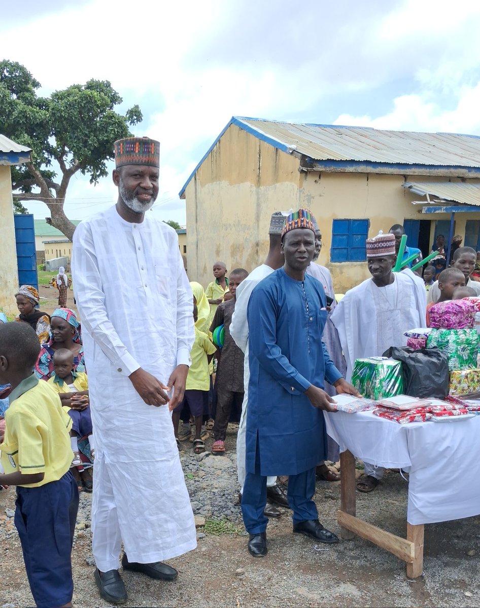 MidalaMohammed's tweet image. At Police Children school Biu @ POP and price given day  presenting the Executive Secretary LEA Biu. 
being the 26th July 2024 @honbetara1 @DrSalmaAnas  help me for the appreciation of Nigeria Education Corp.