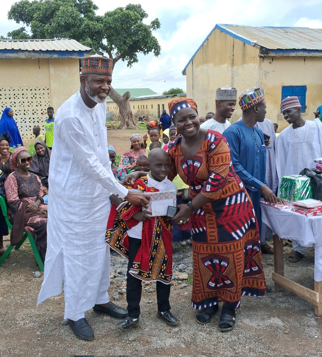 MidalaMohammed's tweet image. At Police Children school Biu @ POP and price given day  presenting the Executive Secretary LEA Biu. 
being the 26th July 2024 @honbetara1 @DrSalmaAnas  help me for the appreciation of Nigeria Education Corp.