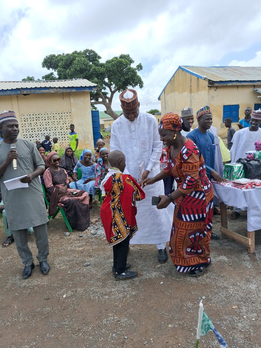 MidalaMohammed's tweet image. At Police Children school Biu @ POP and price given day  presenting the Executive Secretary LEA Biu. 
being the 26th July 2024 @honbetara1 @DrSalmaAnas  help me for the appreciation of Nigeria Education Corp.