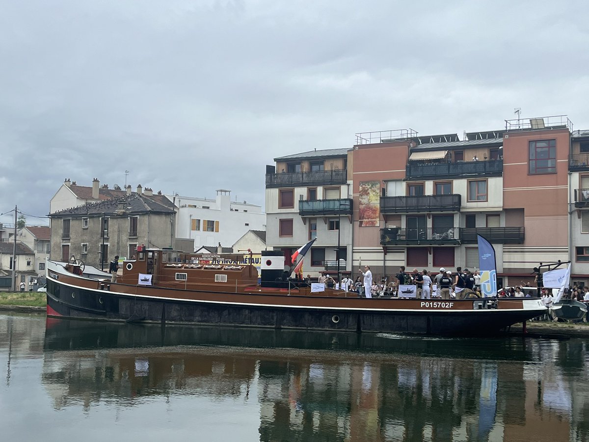 Et la traversée reprend au niveau de la Passerelle de la Fraternité. « Voie fluviale, voie pédestre, voie fluviale c’est une super idée ! » s’exclame Nicolas, habitant d’Aubervilliers, qui suit le convoi en courant depuis déjà une dizaine de minutes.