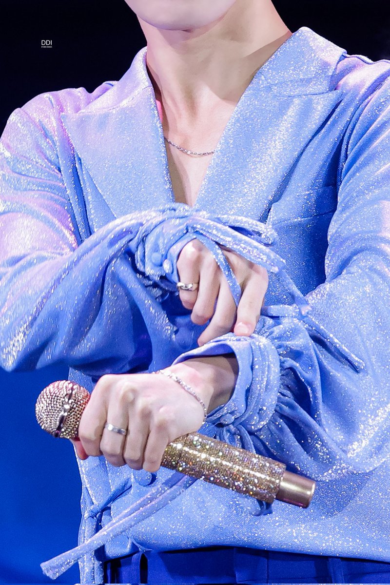 lovechankkura's tweet photo. apparently dino, changbin, and yeonjun have matching bracelets! omg our darlingz/99z

also, dino wore this bracelet during caratland aaaa their friendship is so 🥺🤍 https://t.co/kFURfahGnL