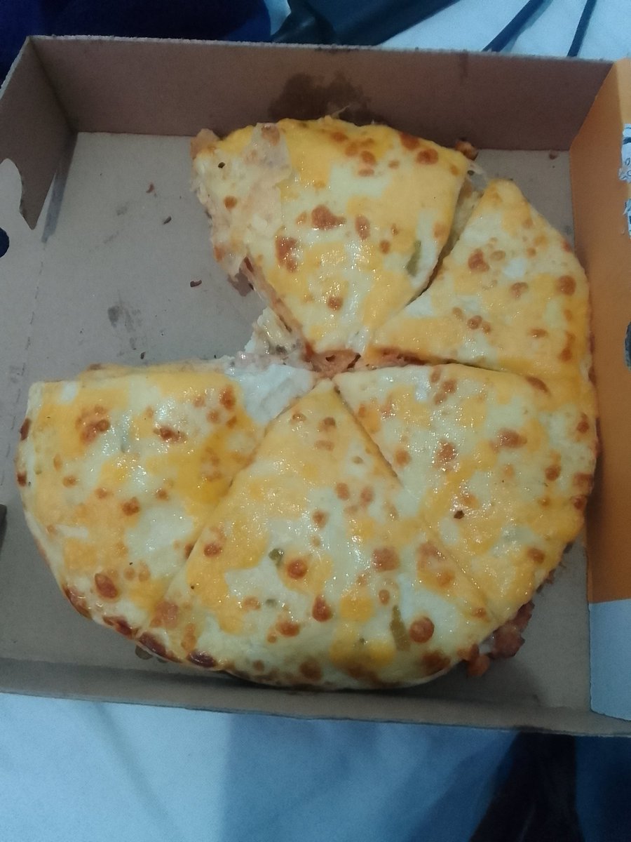 PhizZyMan's tweet photo. I bought this pizza online with double extra mozzarella. There is definitely no cheese here. Please assist order number #102278682 @DebonairsPizza https://t.co/4mQ9CFLrtW