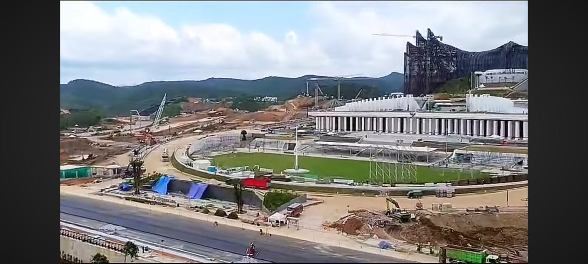 StefanAntonio__'s tweet photo. .
.
Semoga beneran kekejar ya Upacara kebanggaanmu Bro @jokowi 17 Agustus di IKN

Yang ga di post sama pemujamu itu
Situasi real terkini dari jarak dekat

Rata-rata mreka cuma post Video or Foto
Long Shoot dari Aerial Shoot Drone

Padahal bahkan di Ring terdekat Istanamu aja
masih banyak tanah mentah ya Bro

Gimana jadinya kalau Upacara diguyur Hujan ??
Tamu undangan sepatunya legok semua kena tanah merah Bro
🫣🫣🫣🤦🏻🤦🏻🤦🏻

Seharusnya memang kalau belum siap ..
Jangan dipaksakan harus jadi sebelum Bro lengser Oktober nanti
.
.
sumber 👇🏻👇🏻
https://t.co/076p2U3r09