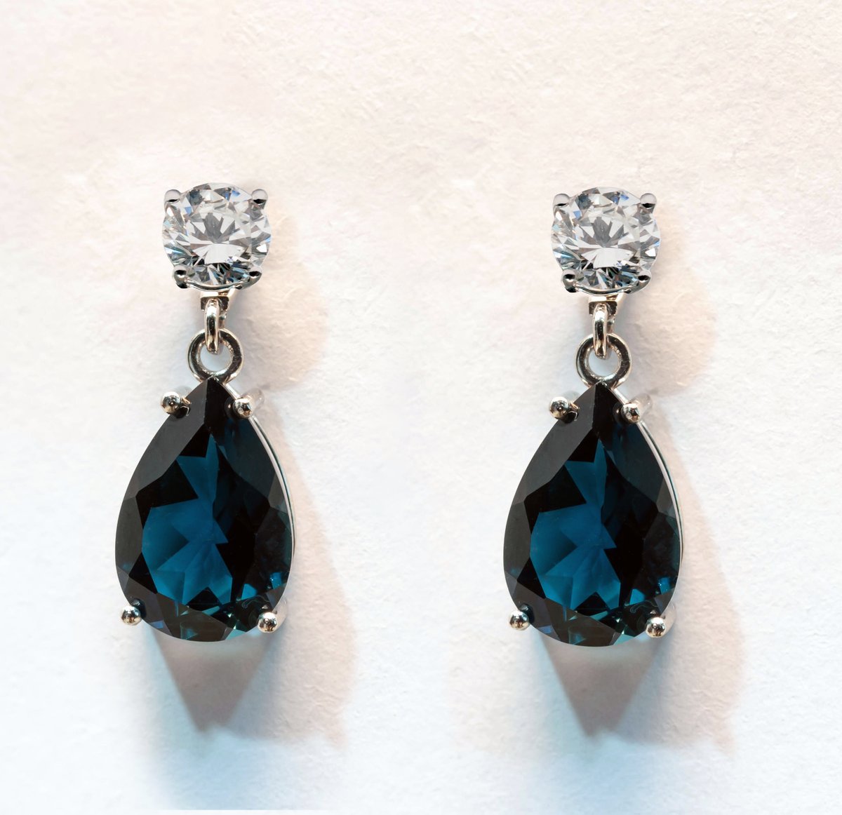 jordanjoyeros's tweet photo. Viste tus dormilones para fiestas.
#JordanJoyeros #diseñadores #joyería #fabricantes #gemólogos #pendientes #earrings #oroblanco #whitegold #diamantes #diamonds #dormilon #dormilones #topaciolondonblue #londonbluetopaz #quitaypon #diseñamosparati
https://t.co/xoyTZvEGUP https://t.co/xOM6aewESx