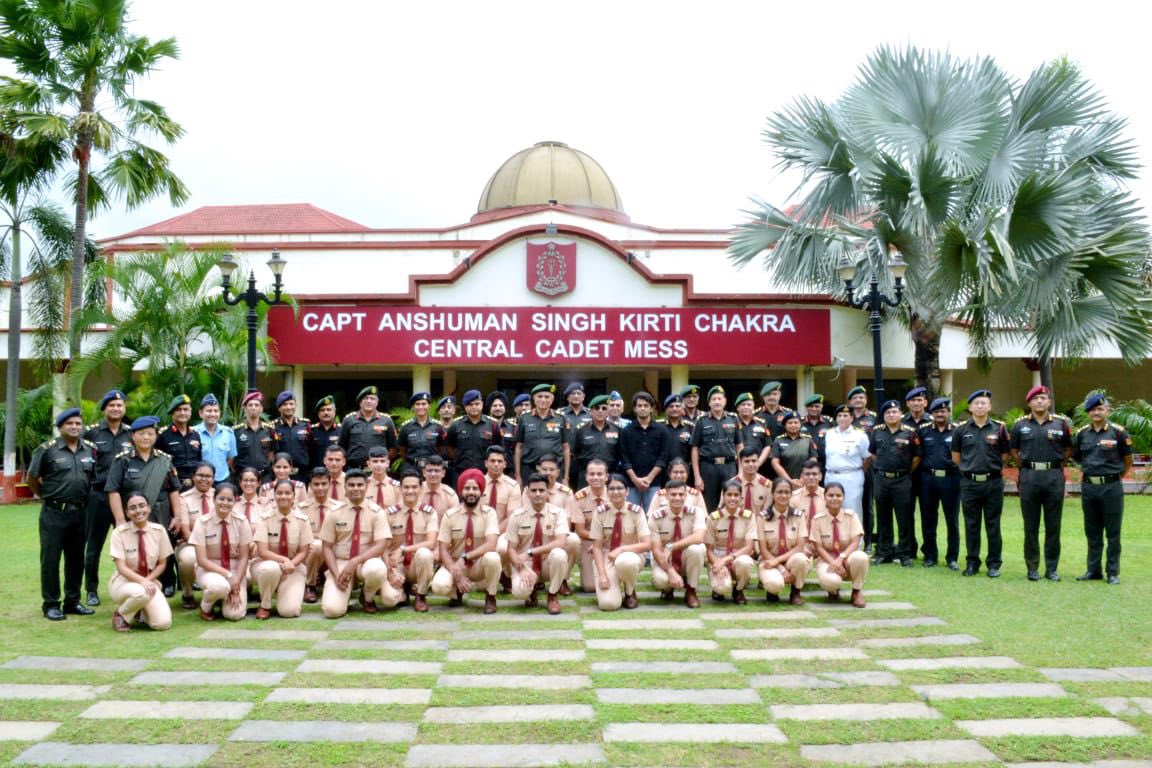 dgafms_mod's tweet photo. Today, on the Rajat Jayanti of #KargilVijayDiwas , Lt Gen Daljit Singh, #DGAFMS, during his visit to #AFMC #Pune, commemoratively named the Central Cadet Mess in memory of Braveheart Capt Anshuman Singh, KC (P), from the B3 Batch of #AFMC. #DGAFMS also laid a wreath at the 'Prerna Sthal' in honour of the #Bravehearts. Lt Gen Sandeep Thareja, Director & Commandant, senior officers of #AFMC, and three coursemates of Capt Anshuman graced the occasion.

@DefenceMinIndia  
@SpokespersonMoD  
@adgpi  
@laSouthern  
@PRODefPune  
@PIB_India