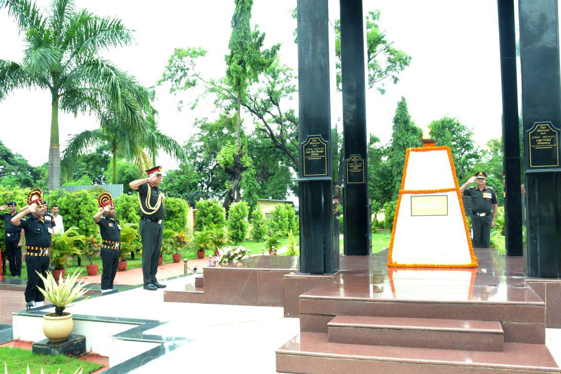 dgafms_mod's tweet photo. Today, on the Rajat Jayanti of #KargilVijayDiwas , Lt Gen Daljit Singh, #DGAFMS, during his visit to #AFMC #Pune, commemoratively named the Central Cadet Mess in memory of Braveheart Capt Anshuman Singh, KC (P), from the B3 Batch of #AFMC. #DGAFMS also laid a wreath at the 'Prerna Sthal' in honour of the #Bravehearts. Lt Gen Sandeep Thareja, Director & Commandant, senior officers of #AFMC, and three coursemates of Capt Anshuman graced the occasion.

@DefenceMinIndia  
@SpokespersonMoD  
@adgpi  
@laSouthern  
@PRODefPune  
@PIB_India