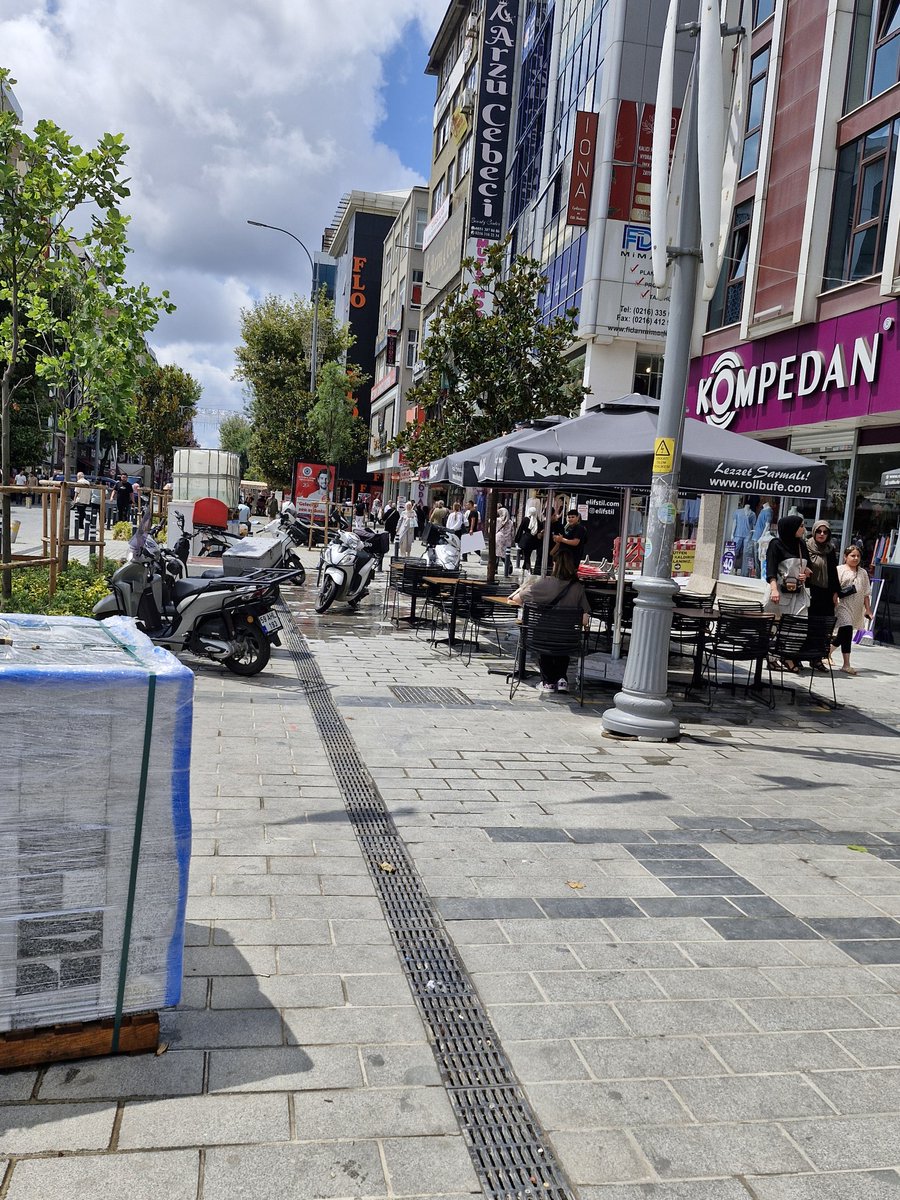 Minelsarya's tweet photo. @IBBcozummerkezi @ibbzabita burası tamamen yaya icin yapılan bir cadde Ümraniye alemdar caddesi meydan karşısı dükkan sahibinin cadde ortasında masa almasına siz mi izin verdiniz? Yoksa yasal olmayan bir şey mi yapmış bu esnaf? https://t.co/Ixs8nTBA8B