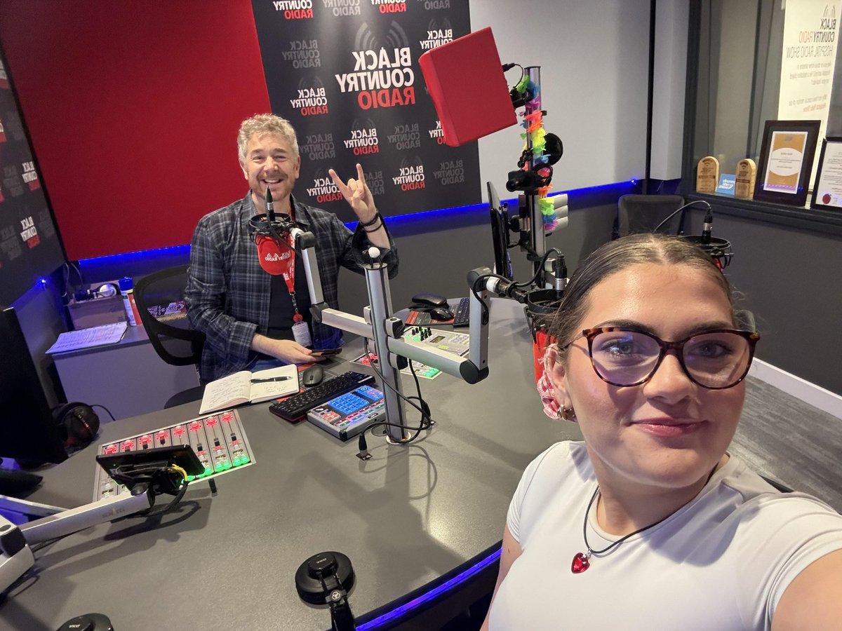 Had a fabulous midmorning show yesterday on <a href="/WeAreBCR/">Black Country Radio</a> Black Country Radio. It was lovely to have <a href="/sammytrojourno/">Samantha Tromans</a> co-presenting. The first time we'd worked together 😁
blackcountryradio.co.uk/player/on-dema…

#FellowPerformers #RadioPresenter #WeAreBCR #WhatDoesThisButtonDo