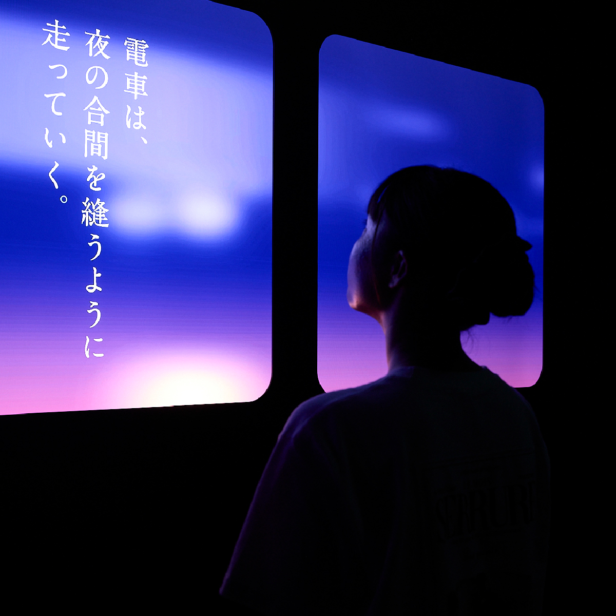 IMYOASOBI's tweet photo. 【小説の世界に没入！】
YOASOBIの楽曲は全て、小説を元に作られています。今回のImmersive Museum YOASOBIのテーマである「海のまにまに」の原作は、辻村深月さんの「ユーレイ」。

家出をして海沿いの駅に降り立った主人公は、花束が手向けられた夜の広場で、突然、不思議な少女から声をかけられた。
「ねぇ、ひとり？」

そこから始まるストーリーを見て、Ayaseさんが作り上げた楽曲を体験すると、鳥肌がたちます。ikuraさんが主人公の海未に憑依する様子も含め、是非会場にてお楽しみください！

会期：2024年7月10日～9月8日
場所：ベルサール新宿南口

▼公式サイトにて前売チケット予約受付中！当日券もございます！🖼🤿🫧
https://t.co/GmCz7rUvPK

#immersivemuseumyoasobi
#YOASOBI
#Ayase
#ikura
#海のまにまに
#はじめての
#辻村深月
#ユーレイ
#ベルサール新宿南口
#イマーシブミュージアムヨアソビ
#イマーシブミュージアム
#immersivemuseum
#immersive
#immersiveart
#immersiveexperience