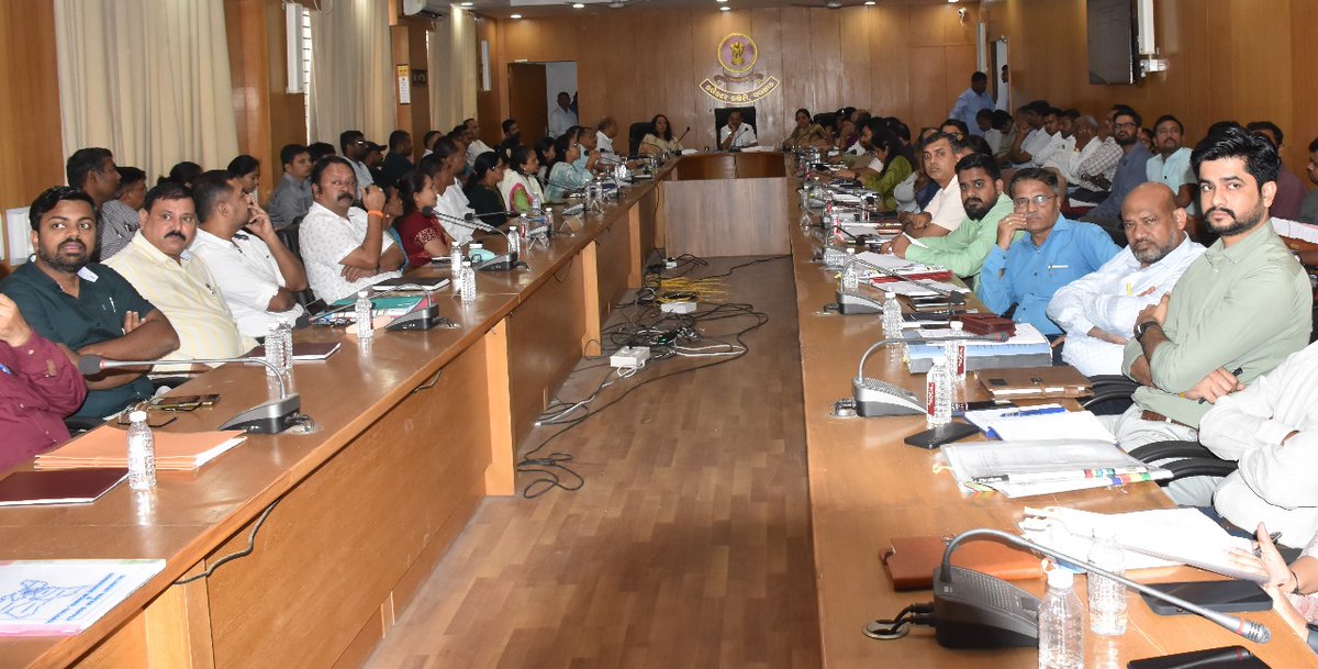 આજ રોજ પ્રભારી મંત્રીશ્રી, વલસાડ જિલ્લા શ્રી મુકેશ ૫ટેલ, માન. રા.ક.મંત્રીશ્રી,વન અને ૫ર્યાવરણ,કલાઇમેટ ચેન્જ,જળસં૫તિ અને પાણી પુરવઠાના અધ્યક્ષ સ્થાને તથા અન્ય પદાધિકારીશ્રીઓની હાજરીમાં “ચોમાસાની તૈયારીઓ સંદર્ભે તથા કરેલ કામગીરીની રીવ્યુ બેઠક યોજવામાં આવી. <a href="/CMOGuj/">CMO Gujarat</a> <a href="/revenuegujarat/">Revenue Dep. Gujarat</a>