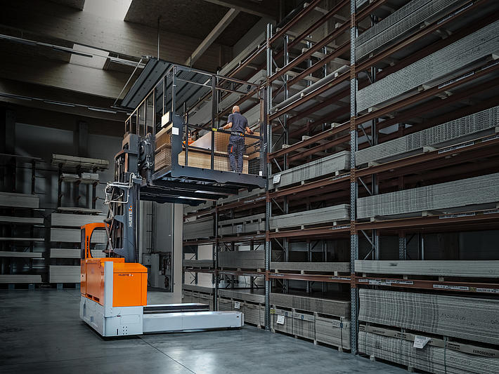 hubtex_uk's tweet photo. There's no one-size-fits-all approach to timber handling!

Our customers use our solutions to handle everything from chipboard, plywood, and roof trusses to doors and worktops - all whilst reducing stock damage and increasing efficiency 🆙

Learn more https://t.co/hqtDiUUFlZ https://t.co/H2ABjnFjs9