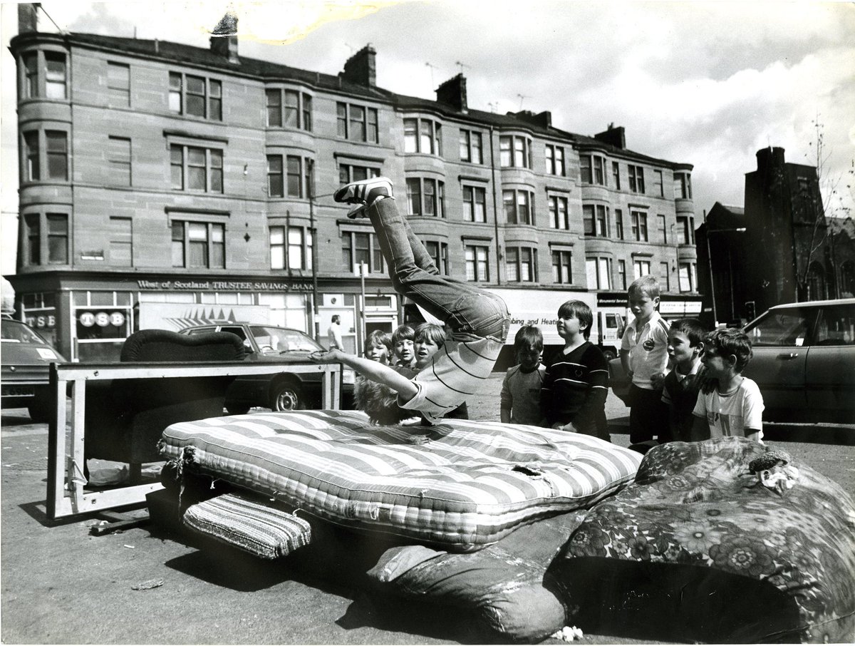 LostGlasgow's tweet photo. After the medal ceremony, they no doubt retired to Jaconelli's, over the road, for well-earned pokey hats, or, more likely, up a nearby close for a fly fag. https://t.co/lHqlMNRlql
