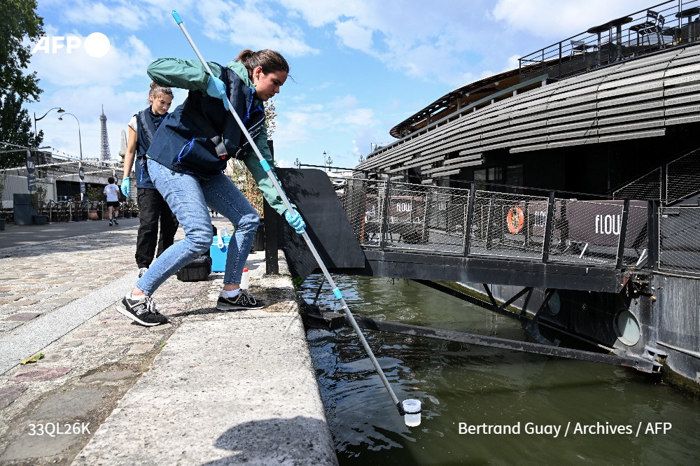 afpfr's tweet photo. JO-2024/Seine : les analyses de la qualité de l'eau de la Seine au niveau du pont Alexandre-III à Paris étaient dans les normes sanitaires six jours sur sept du 17 au 23 juillet, à une semaine des premières épreuves olympiques prévues, selon les autorités #AFP 1/2 https://t.co/fXBlkVX2XH