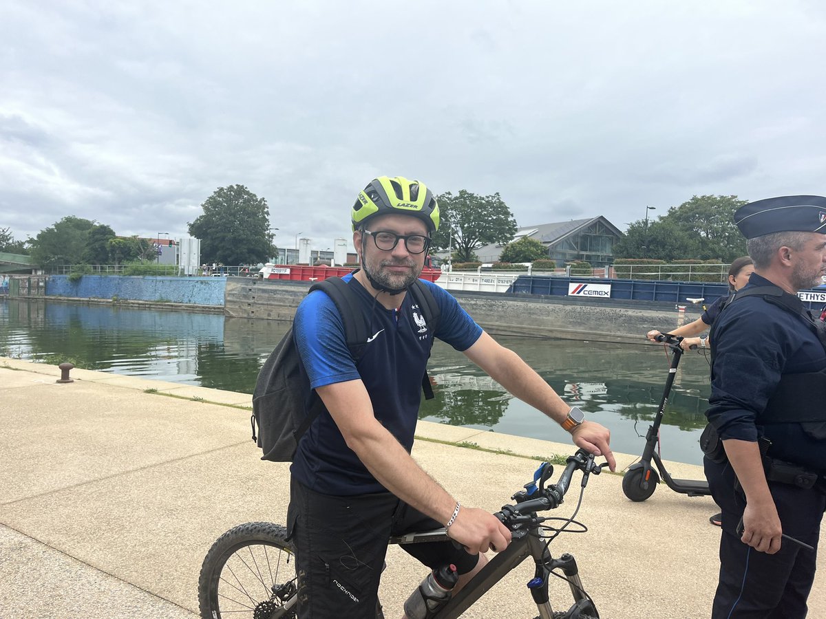 Johan, 42 ans suit le convoi à vélo depuis le Stade de France.