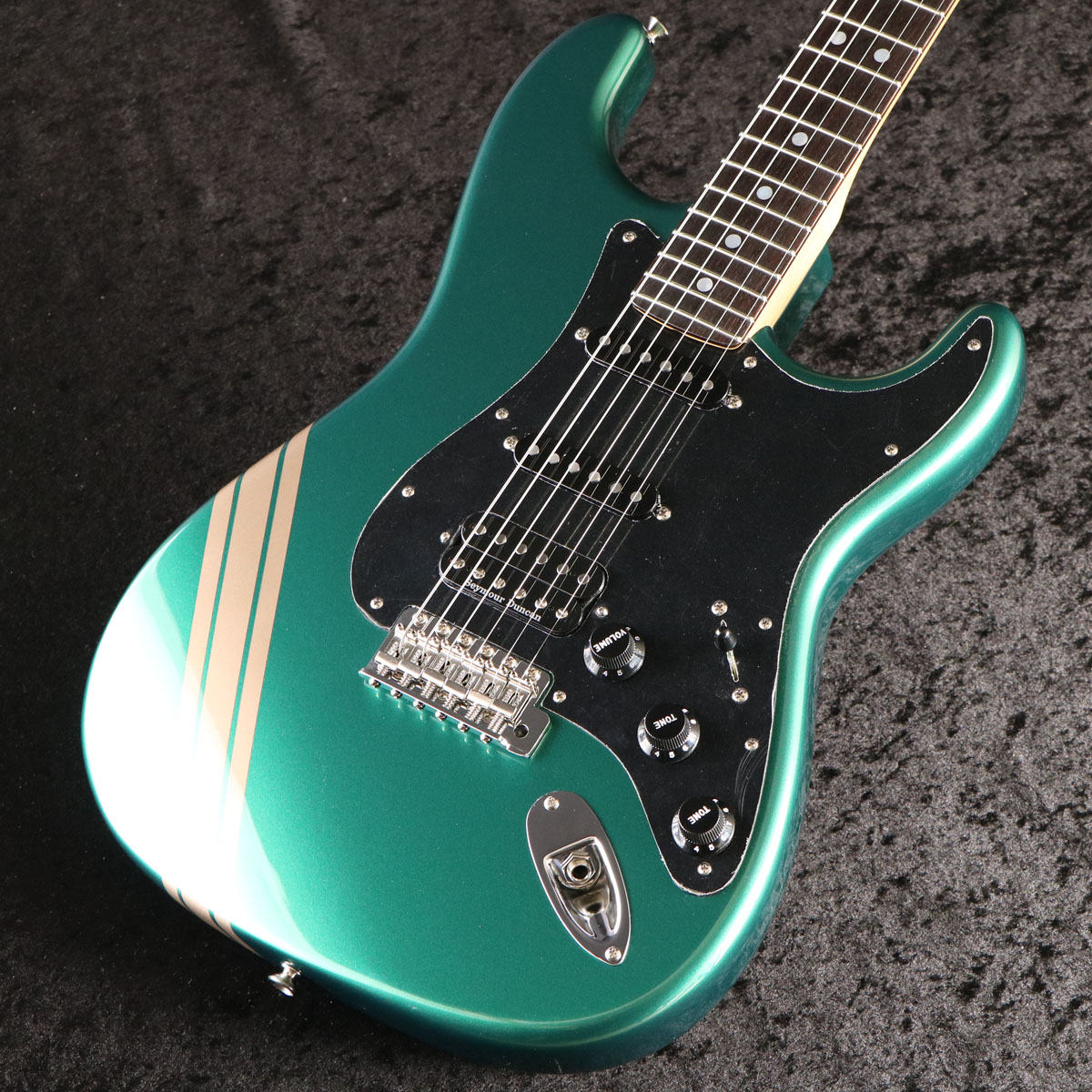 ishibashichamz's tweet photo. 当店スタッフオーダーモデルのコンペティション・ストライプをあしらった69ストラトが入荷いたしました！ カスタムビルドならではのスペシャルな1本です！商品ページもございますので是非御覧くださいませ！ #FenderCustom https://t.co/MwXLE26H7t