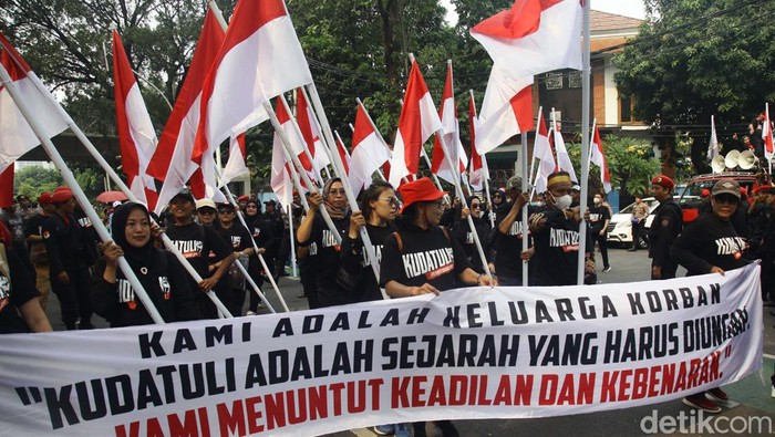 #Foto Sejumlah orang memperingati Kerusuhan 27 Juli (Kudatuli). Mereka berjalan kaki dari kantor DPP PDI Perjuangan menuju kantor Komnas HAM.

>> news.detik.com/foto-news/d-74…

Foto: Ari Saputra/detikcom