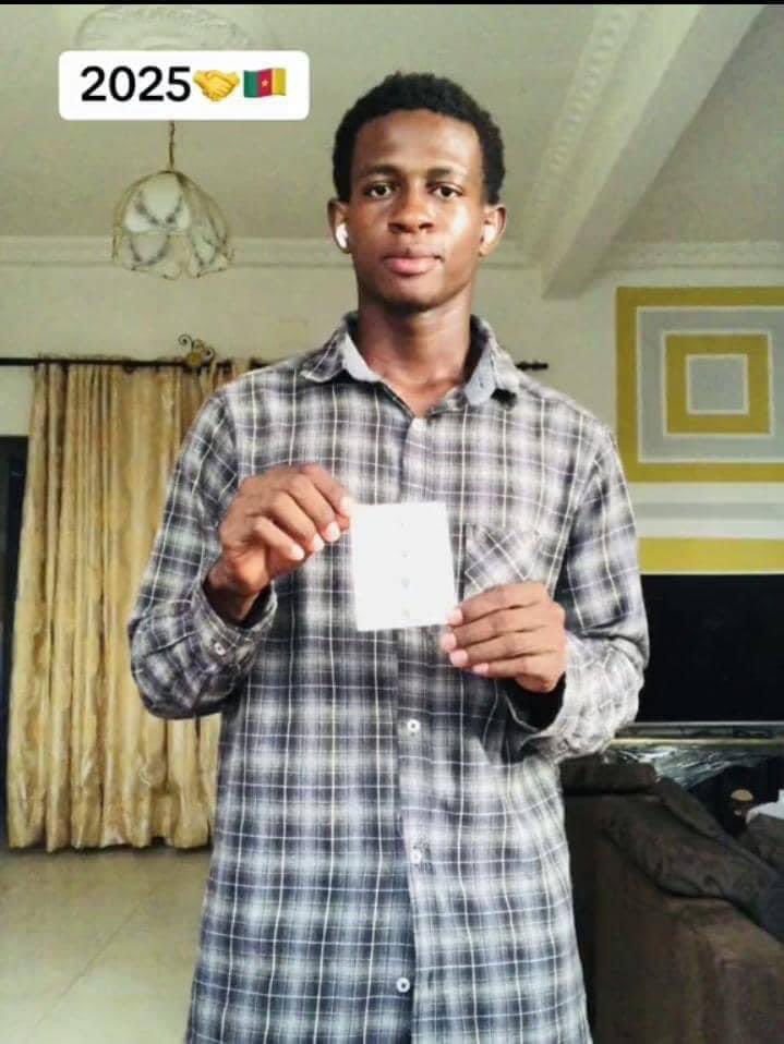 #Cameroun 🇨🇲 le jeune Junior #Ngombe du Mouvement Jeunesse debout pour le changement a été arrêté selon ses proches à Douala puis conduit à Yaoundé au SED. Il est connu ces derniers temps pour ses vidéos de sensibilisation où il appelle les jeunes à s’inscrire pour changement.