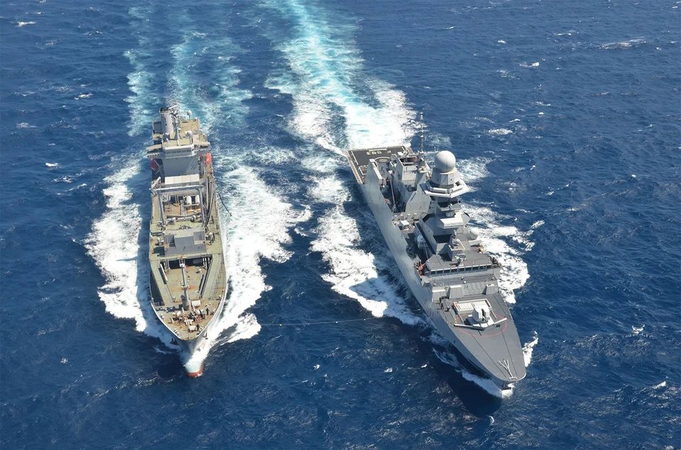 r116440's tweet photo. ⚓️🇮🇹 @ItalianNavy Bergamini (FREMM) class (ASW variant) frigate 'Carabiniere' (F 593) RASing with 🇳🇿 @NZNavy fleet oiler HMNZS 'Endeavour' (A11) during ex Ocean Explorer. Jan 2017 #warship #frigate #navy #naval #A11 #F593 https://t.co/rzn6e7xNow