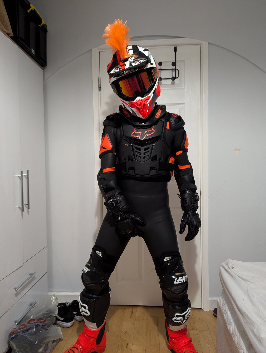Mixing gear is always a lot of fun 😉
The smell of neoprene from the tight wetsuit mixed with the horny, unyielding Mx armour 🤤