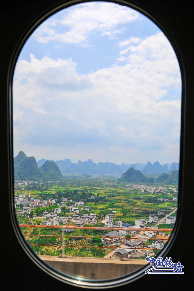 ChinaRailways's tweet image. The Guiyang-Guangzhou High-speed Railway spans 857 kilometers across Guizhou province, Guangxi Zhuang autonomous region, and Guangdong province. The unique scenery along the route is a sight to behold—take a look at the views from the window! #ChinaRailway #RailwayTime