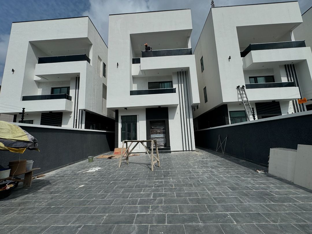 Propertylagos1's tweet photo. Beautifully finished 5 bedroom detached house with 1 BQ
Location: Lekki Phase 1

Title: Governor’s consent
Features:
Brand new
24hours Access control
Clean water
Fitted kitchen
Ample parking space
Security and surveillance control
Swimming pool
Cinema
Study

Price: 750M Naira https://t.co/5tzoEA8al0