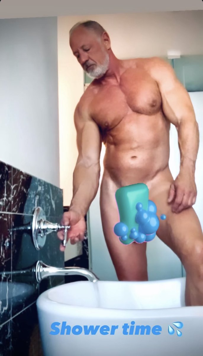 bigtexstud's tweet photo. RT for the pic without the 🧼 emoji in your dms 😈 https://t.co/yn3fZSC3dI