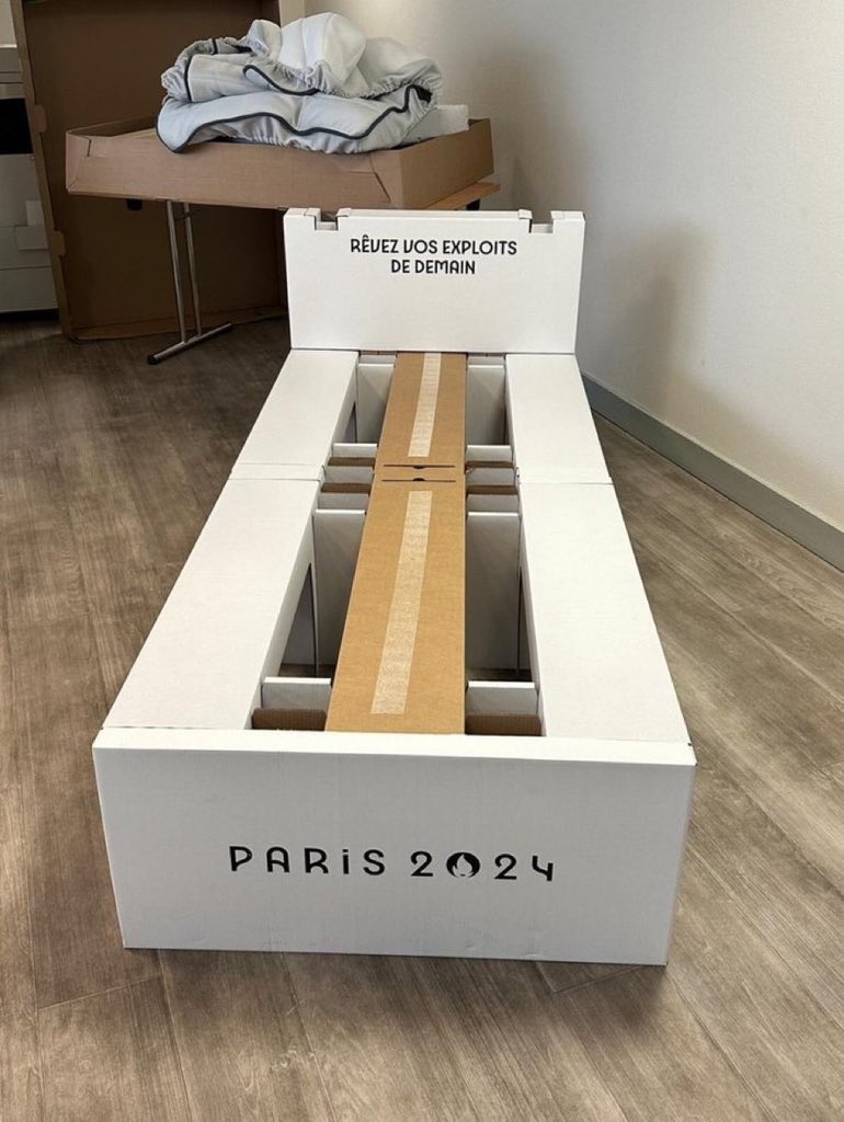 AlexBazzaro's tweet image. Le follie Green sono tutte stupide, ma far dormire degli atletici olimpici, prima delle competizioni per le quali si allenano da tutta una vita, su dei letti di cartone, tocca livelli di idiozia inimmaginabili.