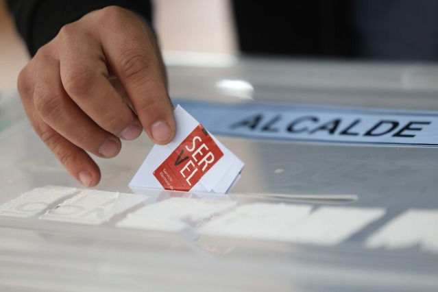 servicioweb's tweet photo. Reforma electoral: especialistas U. Chile analizan el voto obligatorio y la elección en dos días   https://t.co/M5s33Unxcd https://t.co/KXTmZQH0tM