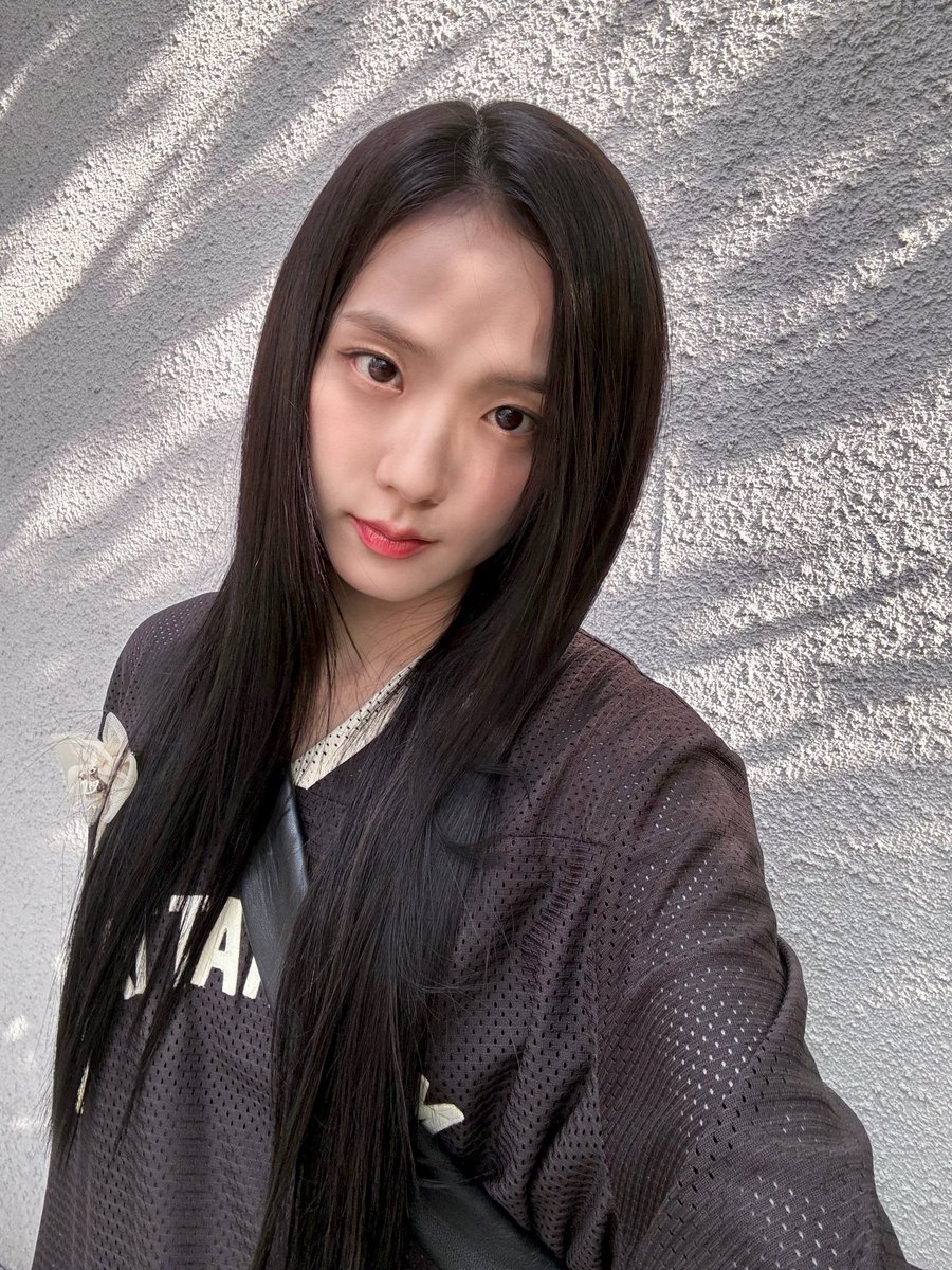 sunnysunlisa's tweet photo. #JISOO UPDATE ON 🫧! https://t.co/7JSFns829F