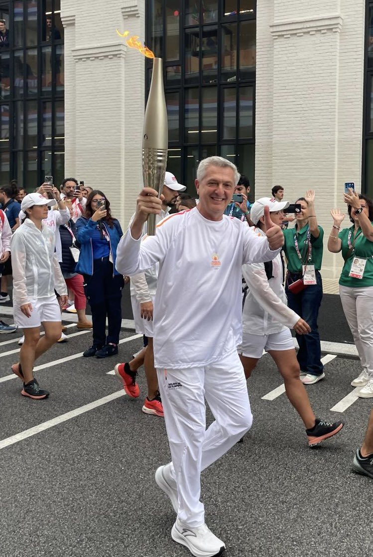 Filippo Grandi (@filippograndi) on Twitter photo Proud to carry the <a href="/Olympics/">The Olympic Games</a> torch at #Paris2024 for #UNHCR, in support of the <a href="/RefugeesOlympic/">Refugee Olympic Team</a> team and in honour of all people forced to flee. Proud to carry the <a href="/Olympics/">The Olympic Games</a> torch at #Paris2024 for #UNHCR, in support of the <a href="/RefugeesOlympic/">Refugee Olympic Team</a> team and in honour of all people forced to flee.