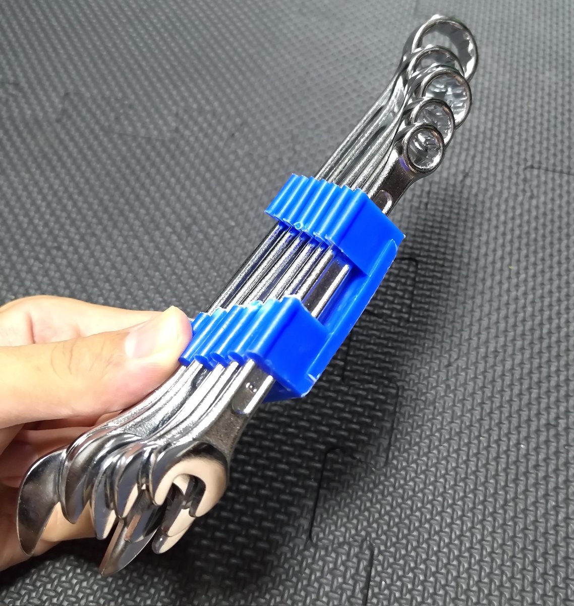 SAMURAI_san_v3's tweet photo. 今日の進捗!取り敢えず道具が揃ったぽいので、今週末に取り付けてみよう!何もわからないから動画見て勉強しよー。大丈夫かな...不安だ...😦
#cb250r #ダンモト #danmoto #スリップオン https://t.co/04gGL1ajk9