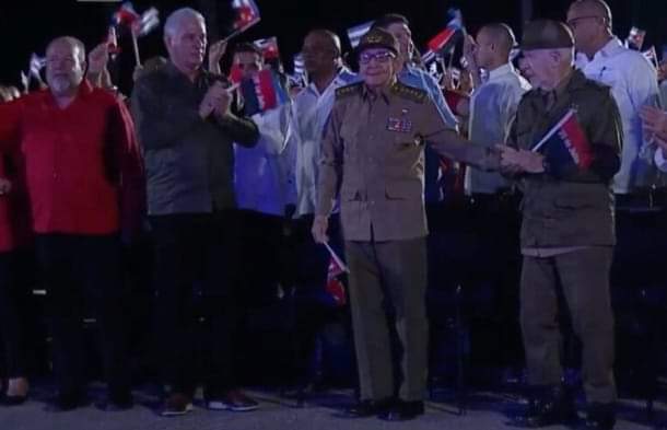 Después de 71 años del asalto al Moncada los asaltantes Raúl Castro y Ramiro Valdés están presentes en la conmemoración de la acción,  preside el acto <a href="/DiazCanelB/">Miguel Díaz-Canel Bermúdez</a> 
#LaHistoriaPorAsalto