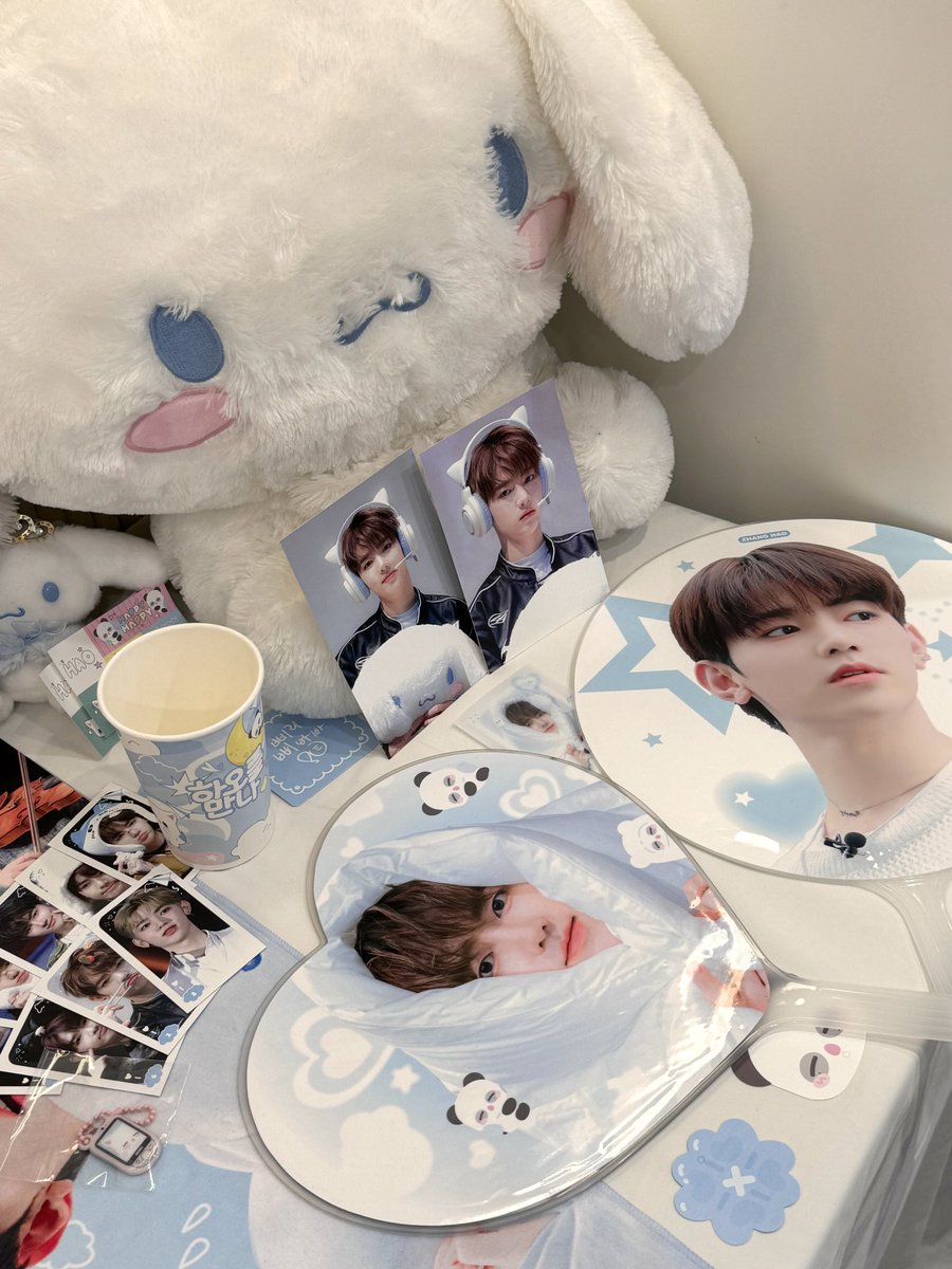 #하오를만나
하오와 짱나모롤로 꽉꽉 채워진 너무너무 귀여운 카페 ☁️🩵
하오가 귀엽고 누누가 잘생겼어요 //