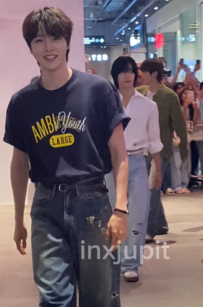 inxjupit's tweet photo. ซองชานในวันที่เจอแฟนคลับปกติค่ะ ชั้นยืนมีต้นไม้บนหัวฮียังยิ้มแฉ่ง  https://t.co/rUxp7OAf0g