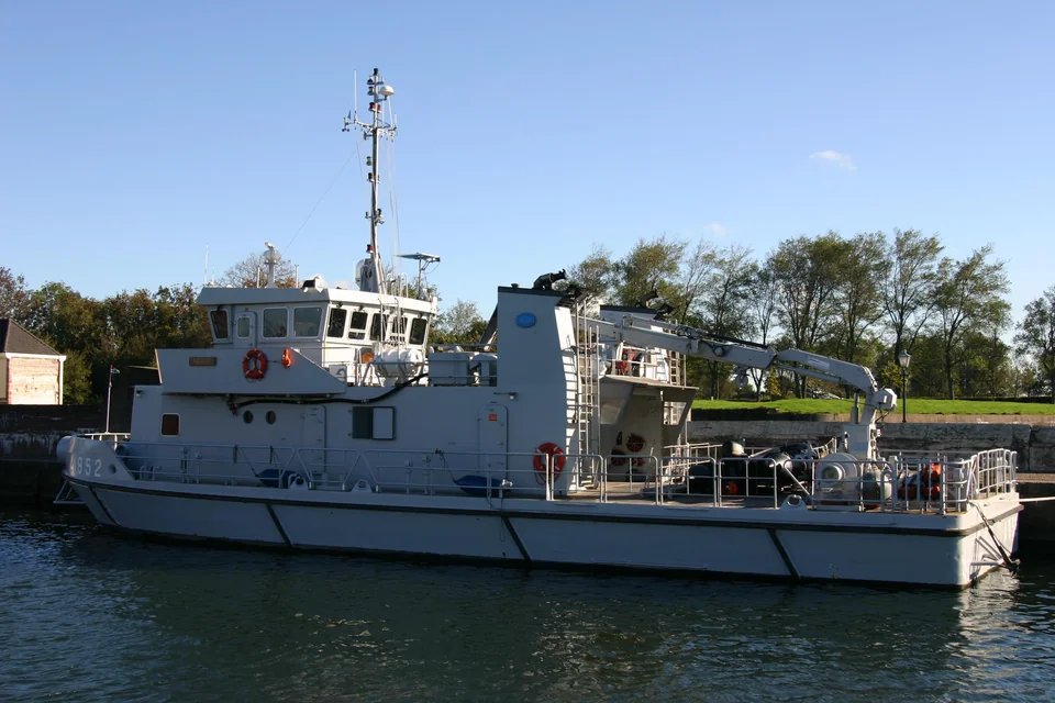 r116440's tweet photo. โ๏ธ๐ณ๐ฑ @kon_marine #Netherlands #navy Cerberus-class dive support vessel Zr. Ms. 'Argus' (A852) alongside in Hellevoetsluis, Netherlands. 17 Oct 2010 #supportvessel #warship #naval #A852 https://t.co/F8k6eBjBCR