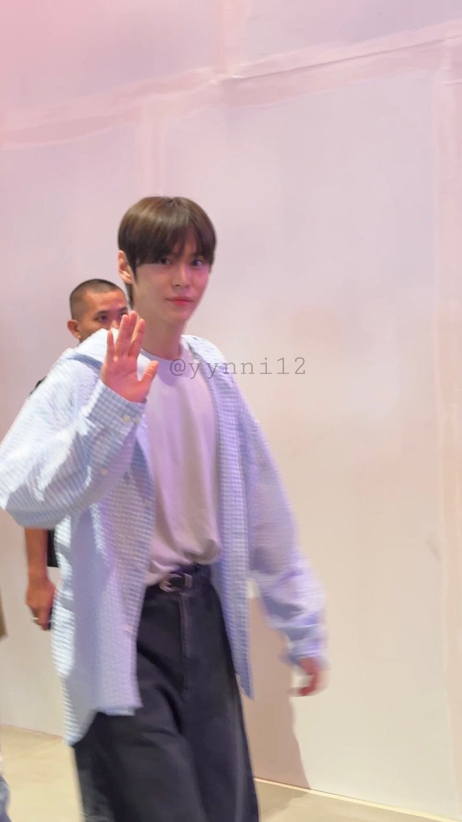 240726 eunseok heading to the fansign venue 

#EUNSEOK #은석 #ウンソク